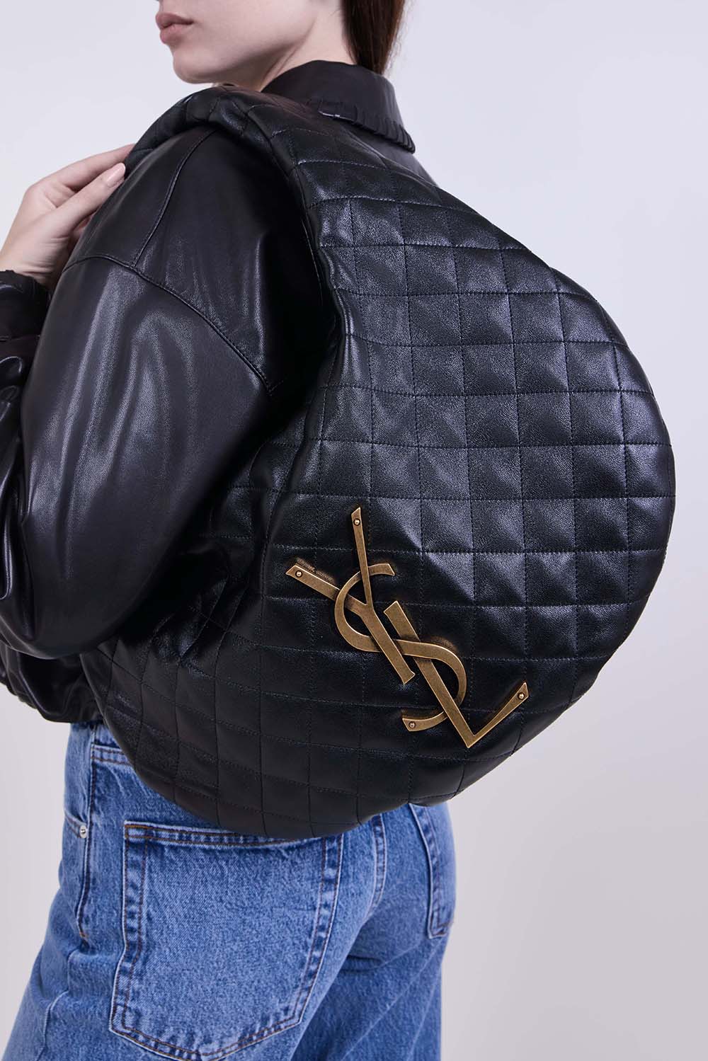 תמונת כל הלוק של תיק כתף הובו